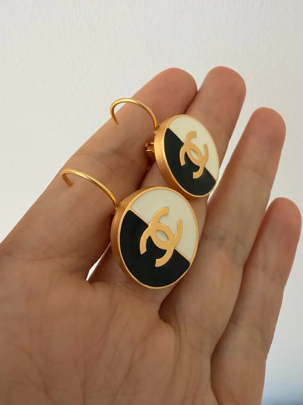 🖤🤍CHANEL Black and White Enamel CC Drop Earrings - Gold-Tone✨
